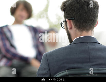 Rechtsanwalt seinem Mandanten berät. Zurück anzeigen. Begriff der Vertraulichkeit. Stockfoto