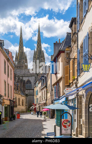 Geschäften in der Rue du Frout mit Blick auf die Kathedrale, Quimper, Finistere, Bretagne, Frankreich Stockfoto