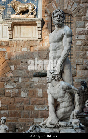 Herkules und Cacus von Baccio Bandinelli, Piazza della Signoria, Florenz. Palazzo Vecchio Fassade im Hintergrund. Stockfoto