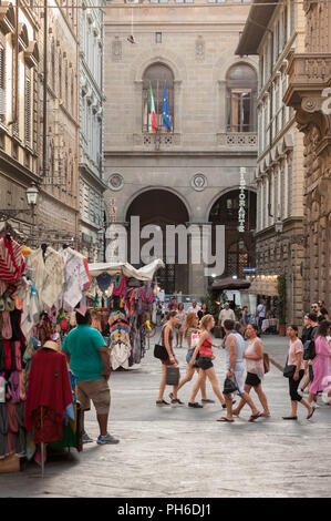 Florenz, Italien - 2018, 14. Juli: Menschen zu Fuß auf den Straßen des historischen Zentrums von Florenz, in einem Sommertag. Stockfoto