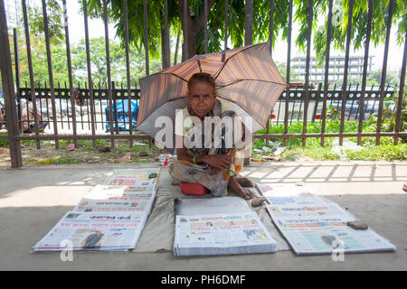 Frauen verkaufen Papier, Uttara, Dhaka Stockfoto