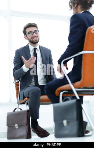 Zwei Geschäftsleute mit Aktentaschen in der Nähe von sich selbst Stockfoto