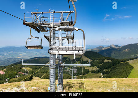 Skilift Infrastruktur im Sommer am Berg, Landschaft Ansicht grün im Hintergrund Stockfoto