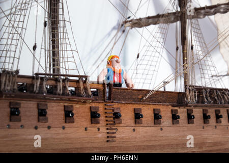 Piratenfigur auf einem Modell eines alten Modellschiffs. Stockfoto