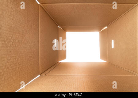 Ansicht von innen eine große grobe Karton. Weißes Licht draußen. Stockfoto