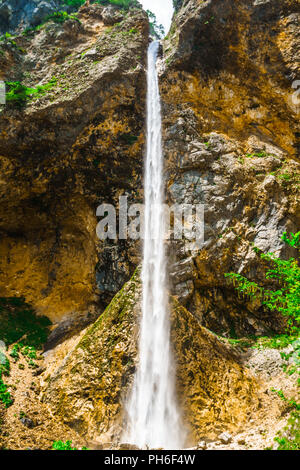 Rinka Wasserfall im Tal Logarska dolina - Slowenien Stockfoto
