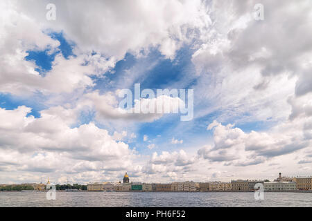 Panoramablick Weitwinkelansicht Neva in St. Petersburg, Russland mit dramatischen cloudscape Stockfoto