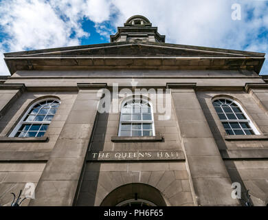 Vor der georgischen Queen's Hall, ehemalige Kirche, Konzertsaal und Edinburgh International Festival Schauplatz, Clerk Street, Edinburgh, Schottland, Großbritannien Stockfoto