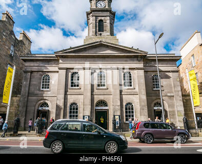 Georgische Queen's Hall, ehemalige Kirche, jetzt Edinburgh International Festival Konzerthalle, Clerk Street, Edinburgh, Schottland, UK mit Leuten anreisen Stockfoto