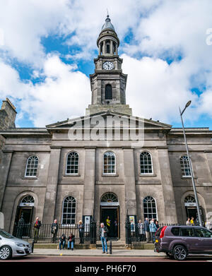 Georgische Queen's Hall, ehemalige Kirche, jetzt Edinburgh International Festival Konzerthalle, Clerk Street, Edinburgh, Schottland, UK mit Leuten anreisen Stockfoto