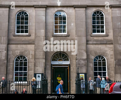 Vor der georgischen Queen's Hall, ehemalige Kirche, Konzertsaal und Edinburgh International Festival Schauplatz, Clerk Street, Edinburgh, Schottland, Großbritannien Stockfoto