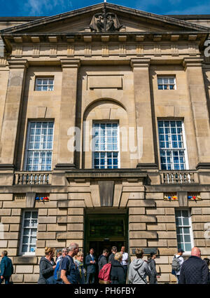 Vor Edinburgh High Court von Justiciary, Royal Mile, Edinburgh, Schottland, Großbritannien während Festival mit Menschen vorbei gehen. Stockfoto