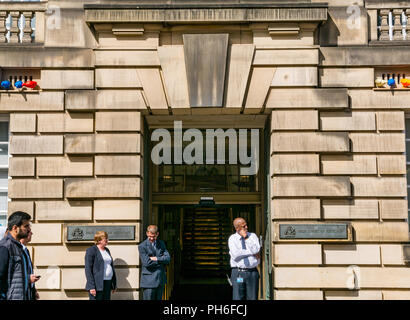 Vor Edinburgh High Court von Justiciary, Royal Mile, Edinburgh, Schottland, Großbritannien während Festival mit Menschen und Wachpersonal vorbei gehen. Stockfoto