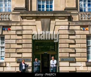 Vor Edinburgh High Court von Justiciary, Royal Mile, Edinburgh, Schottland, Großbritannien während Festival mit zwei Sicherheitsleute am Eingang Stockfoto