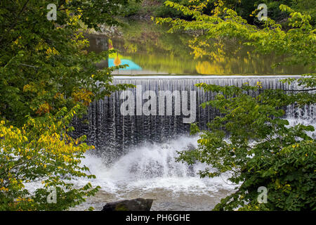 Wasserfall bei Yamaska River, in der Nähe von Dammam, Easstern Townshiops, Quebec, Kanada. Anzeigen unter Rue Mountain bridge. Stockfoto