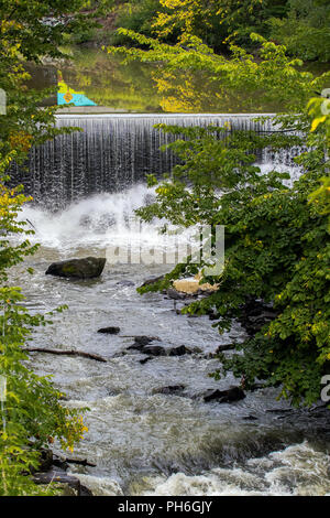 Wasserfall bei Yamaska River, in der Nähe von Dammam, Easstern Townshiops, Quebec, Kanada. Anzeigen unter Rue Mountain bridge. Stockfoto