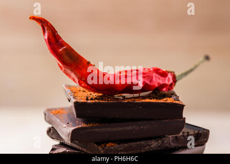 Red chili peppers auf die Schokolade mit cayenne Pulver stack. Stockfoto