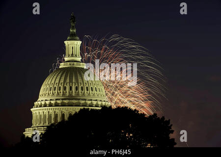 Juli 4, 2013 Feuerwerk über dem Capitol Stockfoto