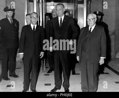 Präsident Lyndon Johnson bei der Ankunft im Süden der Hauptstadt für die Lage der Union. Auf der linken Seite von House Sergeant-at-Arms Zeake Johnson und auf der rechten Seite vom Architekten des Kapitols J. George Stewart begleitet. Stockfoto