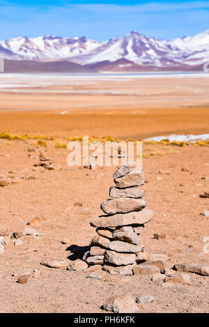 Ein Haufen von Steinen markiert den Weg zum Salar de Challviri, in der Reserva Eduardo Avaroa, Sud Lipez Provinz, Bolivien Stockfoto