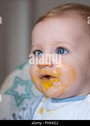 Liebenswert unordentlich redhead baby Junge mit blauen Augen schließen, Stockfoto