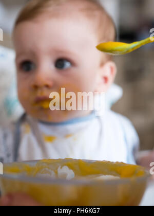 Kid Brei essen und wenig baby boy im Hintergrund Stockfoto