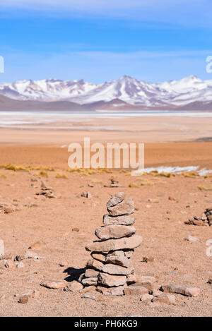 Ein Haufen von Steinen markiert den Weg zum Salar de Challviri, in der Reserva Eduardo Avaroa, Sud Lipez Provinz, Bolivien Stockfoto