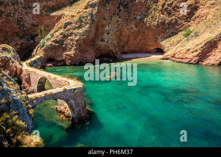 Zugang Brücken zu Berlengas São João Baptista's Fort von kristallklarem Wasser in die Insel Berlenga, Portugal umgeben. Stockfoto