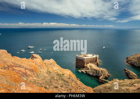 São João Baptista's fort und verankerten Boote von oben auf die Insel Berlenga gesehen mit Peniche am Anblick, in Portugal. Stockfoto