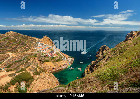 Fisherman's Nachbarschaft und Boarding Pier auf der Insel Berlenga vom Weg zum Leuchtturm gesehen, mit Peniche am Anblick, an einem sonnigen Tag des Sommers. Stockfoto