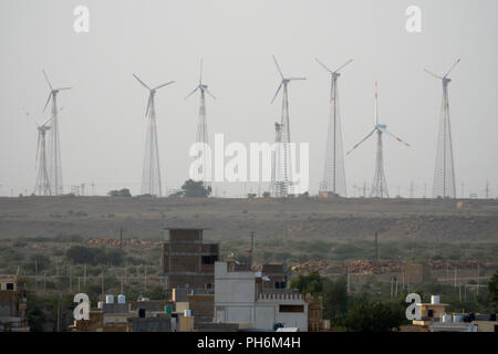 Windenergieanlagen des Windparks in der Thar Wüste in der Nähe von Jaisalmer, Rajasthan, Indien Stockfoto