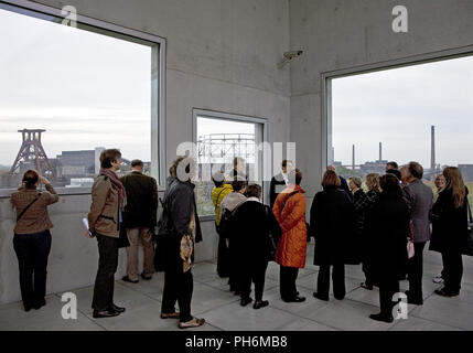 Die Menschen in den Cube Zollverein, Essen, Deutschland Stockfoto