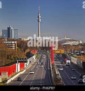 Autobahn A 40 und Fernsehturm Florian Dortmund Stockfoto