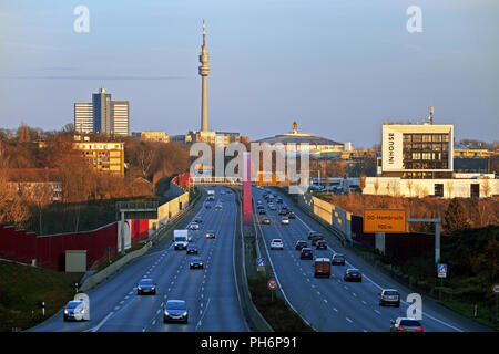 Autobahn A 40 und Fernsehturm Florian Dortmund Stockfoto