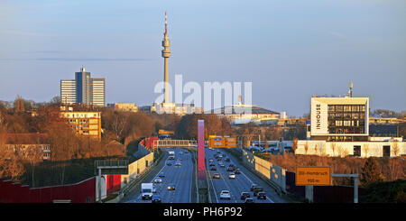 Autobahn A 40 und Fernsehturm Florian Dortmund Stockfoto