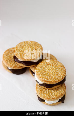 Hausgemachte Marshmallow s'mores mit Schokolade auf Cracker auf einem weißen Hintergrund. Stockfoto