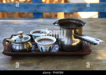 Ein Fach mit zwei Libanesischen traditionelle Kaffee Tassen mit einem Kaffee Wasserkocher. Stockfoto