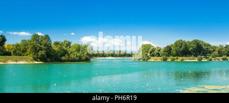 Zagreb, Kroatien, Jarun See, schöne grüne Bucht, sonnigen Sommertag Stockfoto