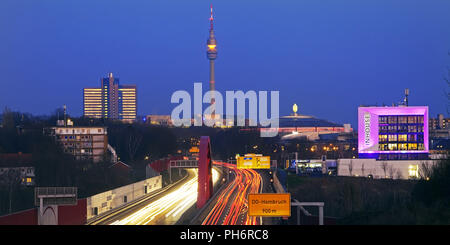 Autobahn A40 mit Florian Tower, Dortmund Stockfoto