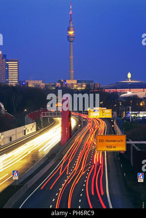 Autobahn A40 mit Florian Tower, Dortmund Stockfoto