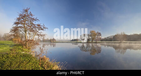 Ruhr in herbstlichen Morgen Licht, Witten Stockfoto