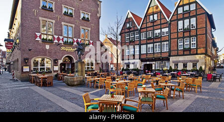 Bürgersteig Restaurant und Kiepenkerl statue Muenster Stockfoto