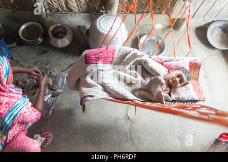 Shripm Larven Fänger im Fluss, pasur Dakop, Khulna, Bangladesh Stockfoto