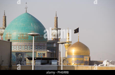 Foto für die Kuppel des Imam Reza Heiligtum in Mashhad Stadt in der Islamischen Republik Iran, und es Gebäude von Gold. und 2 Goldenen Minarett und 2 othe angezeigt Stockfoto