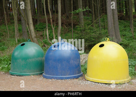 Verschiedene farbige Behälter für die Sammlung von Recycling-Materialien Stockfoto