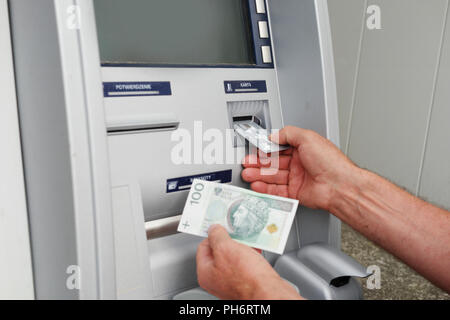 Einen Mann mit banking Maschine Stockfoto