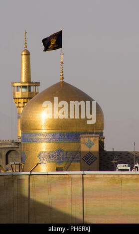 Foto für die Kuppel des Imam Reza Heiligtum in Mashhad Stadt in der Islamischen Republik Iran, und es Gebäude von Gold. Und zeigt einen goldenen Minarett. Stockfoto