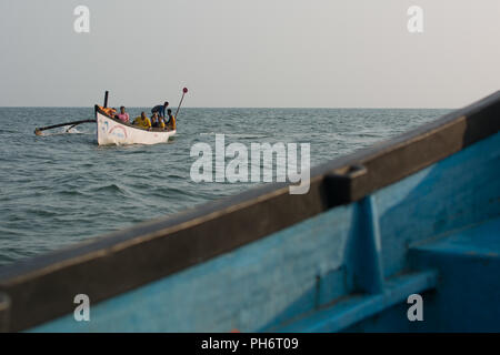 Goa, Indien - 8. Juli 2018 - Touristen auf Booten in der Nähe des Strand von Palolem - Goa Stockfoto