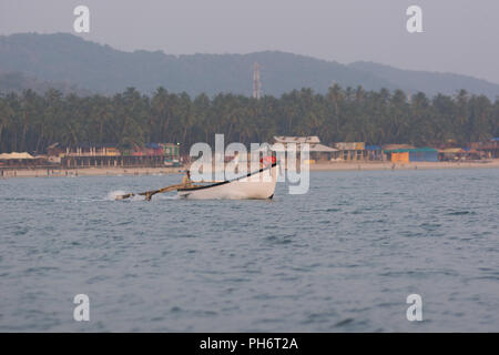 Goa, Indien - 8. Juli 2018 - Touristen auf Booten in der Nähe des Strand von Palolem - Goa Stockfoto