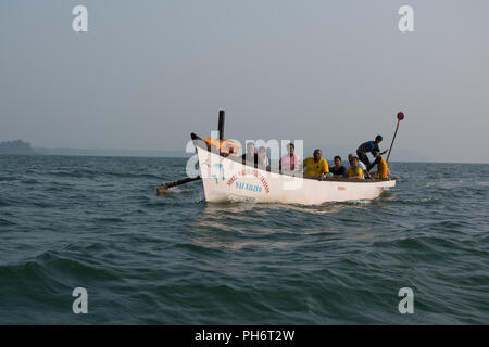 Goa, Indien - 8. Juli 2018 - Touristen auf Booten in der Nähe des Strand von Palolem - Goa Stockfoto